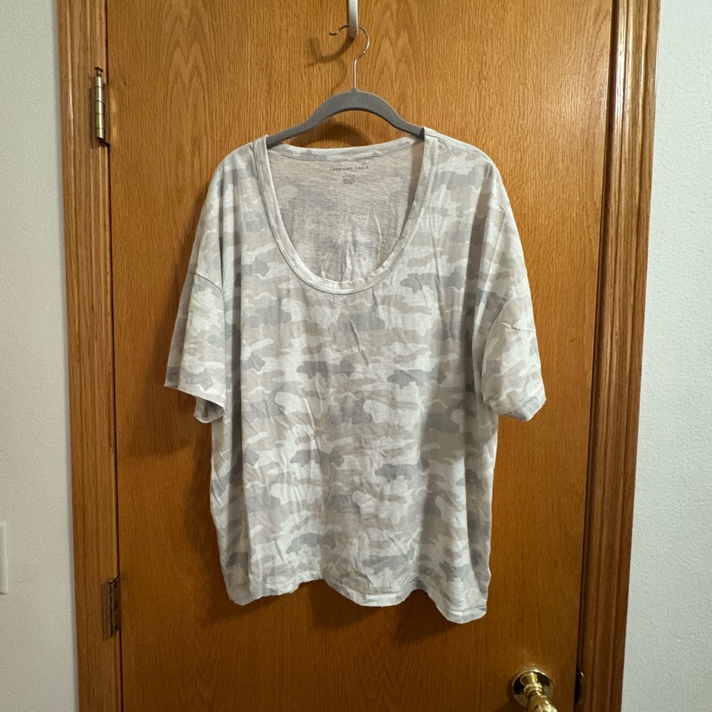 American Eagle Light Gray camo T-Shirt xl